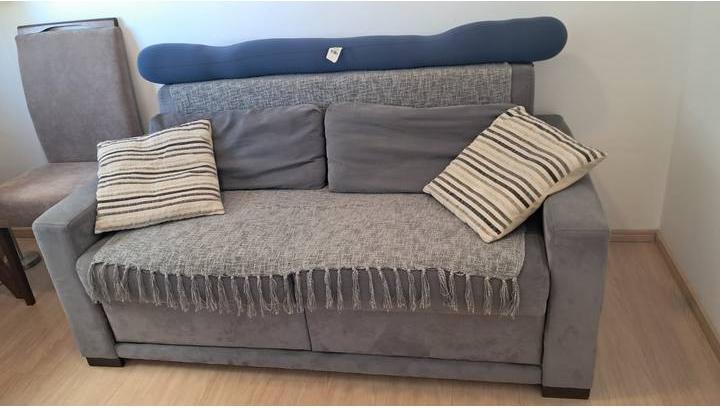 Foto de Sofa de 2 lugares em suede cinza