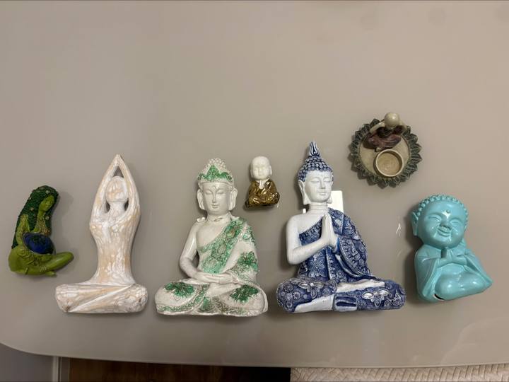 Foto de Conjunto de estátuas de Gaia, yoga e Budas