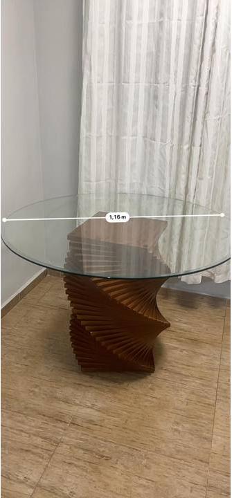 Foto de Mesa de madeira maciça com tampo de vidro