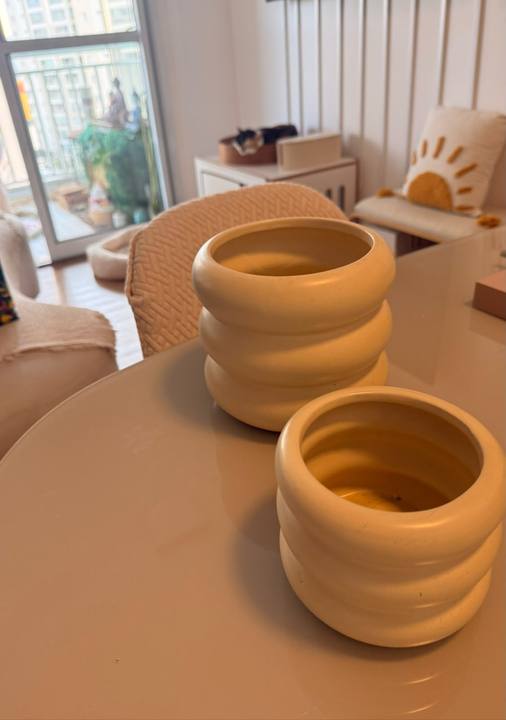 Foto de Kit com dois vasos cachepot Mart, tamanhos G e P