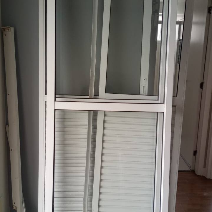 Foto de Porta balcão e portas da área de serviço e cozinha