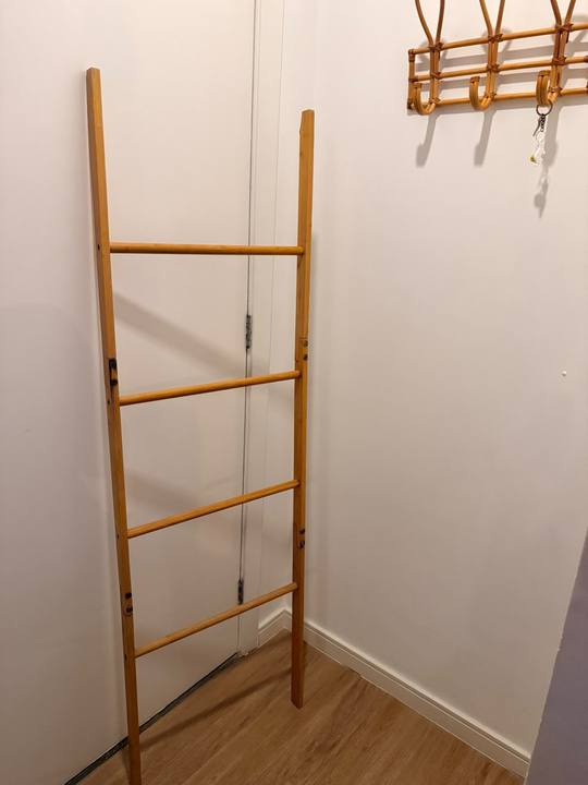 Foto de Escada decorativa de bambu com gancho de parede