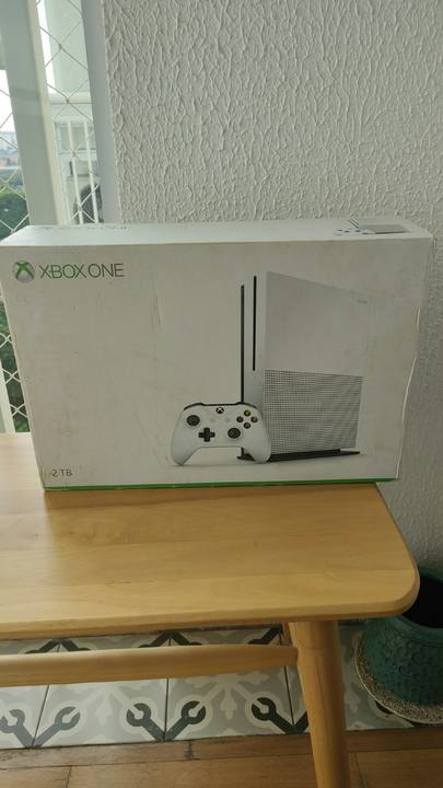 Foto de Xbox One S 2 TB com 2 controles e 7 jogos