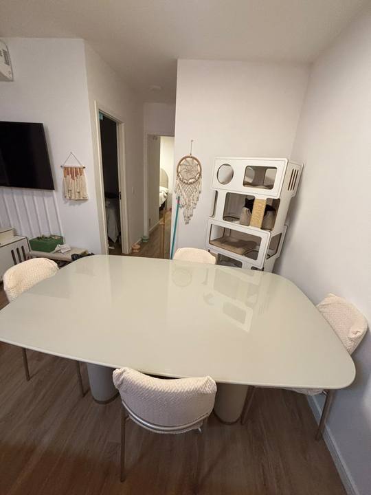 Foto de Mesa de jantar com 4 cadeiras de linho